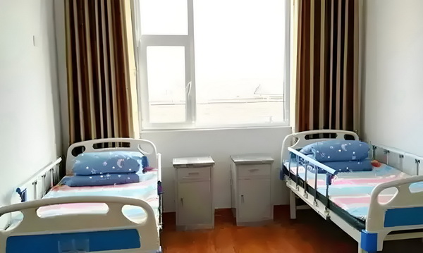 培训入深户_变态男躲女神床下，尺度生猛的日本电影！ 尺、电关注创业站长商、
